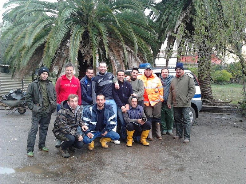 Luciano Sanna tra i volontari di Banari e Siligo