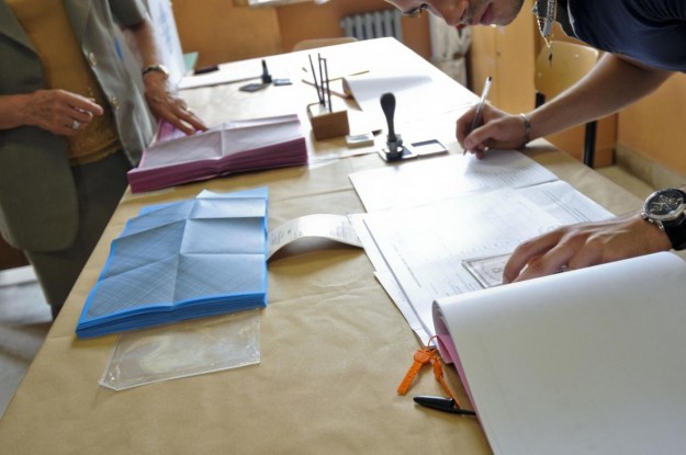 operazioni-di-voto-al-seggio.jpg